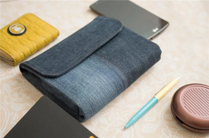 Простой и лаконичный джинсовый клатч станет отличным дополнением к вашему образу