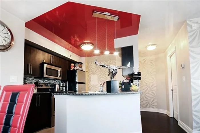 Дизайн красно-черных кухонь с бело-черными фасадами