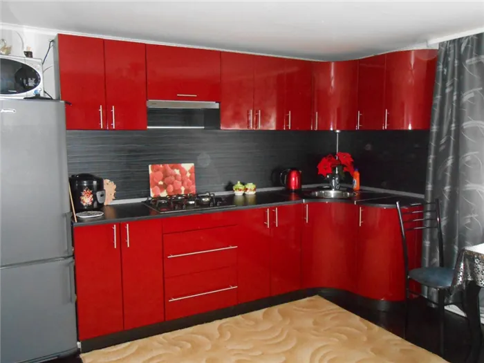 бордовый ковер в темном интерьере кухни
