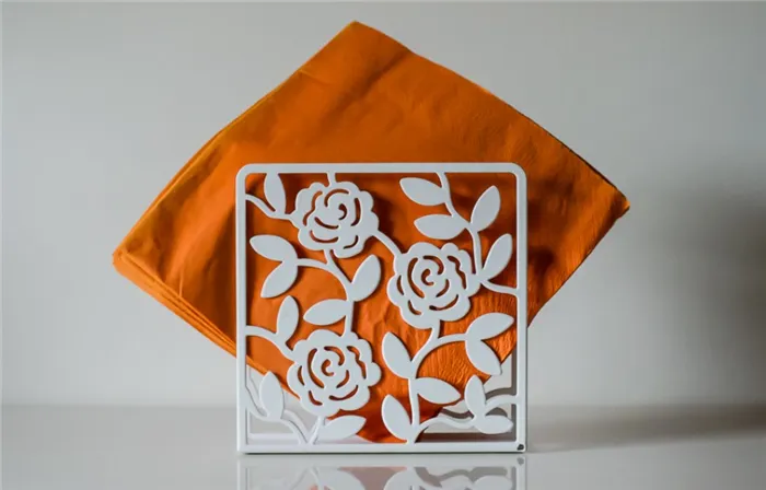 Оригинальная салфетница с изображением цветов