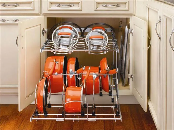 Кастрюли и сковородки можно расположить в напольных стеллажах с закрытым фасадом