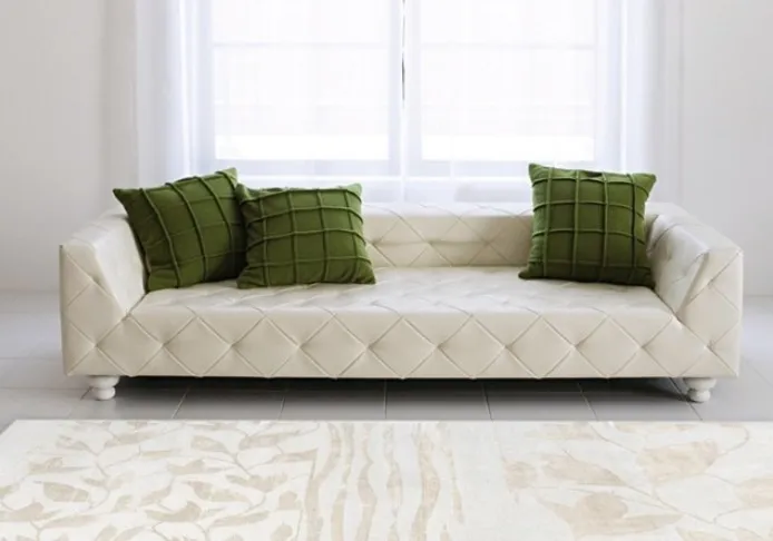 В качестве акцента на бежевом диване можно использовать зеленые подушки 