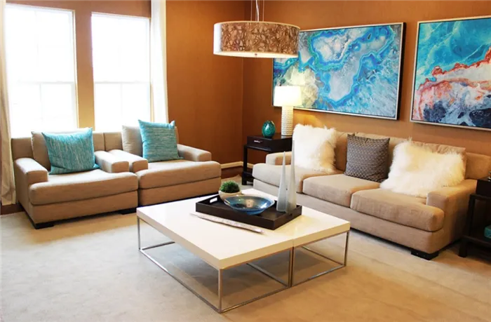 Подушками можно украсить диван и мягкие кресла в гостиной