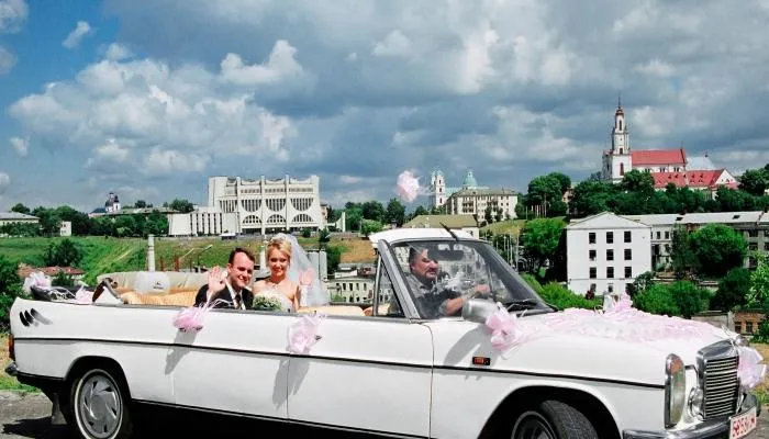 Если свадьба исполнена в американском ретро, лучше всего поехать на ретро-кабриолете