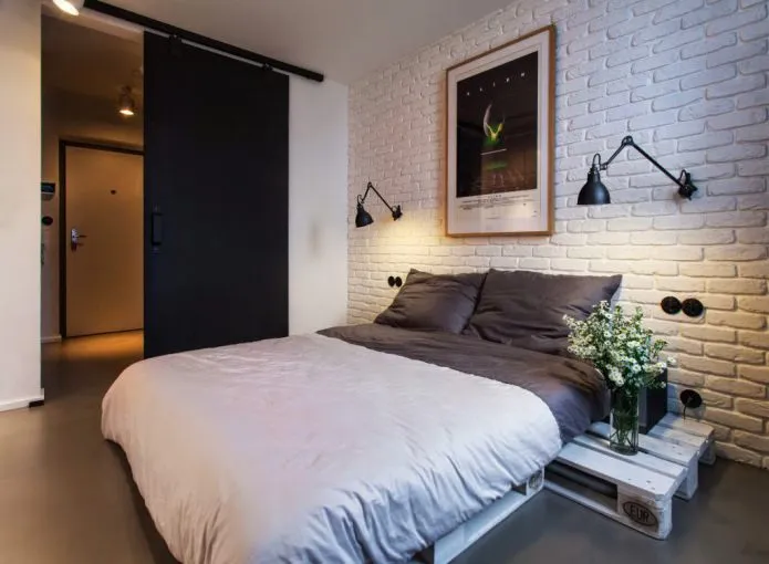 отделка стен в спальне обоями под белый кирпич