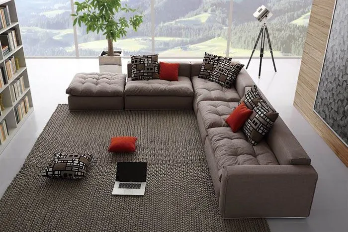 Форма дивана позволяет видоизменить окружающее пространство