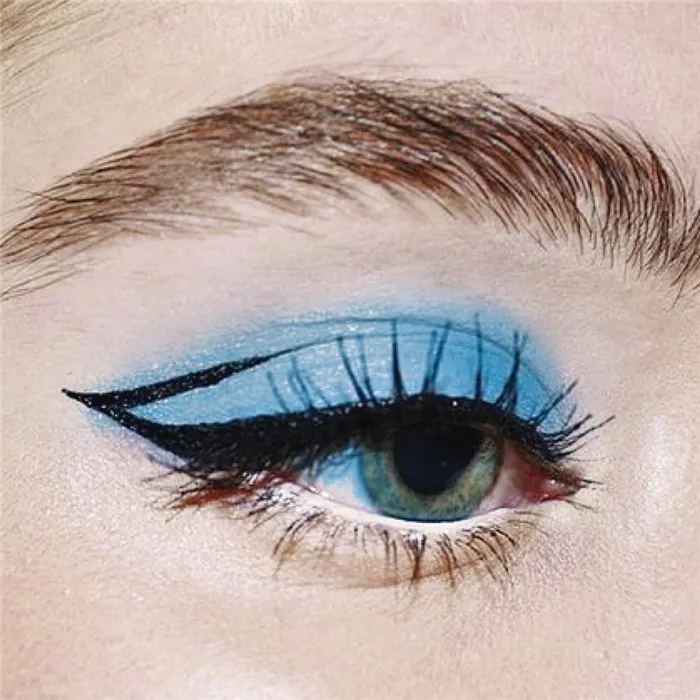 Легкий макияж синими тенями голубых глаз
