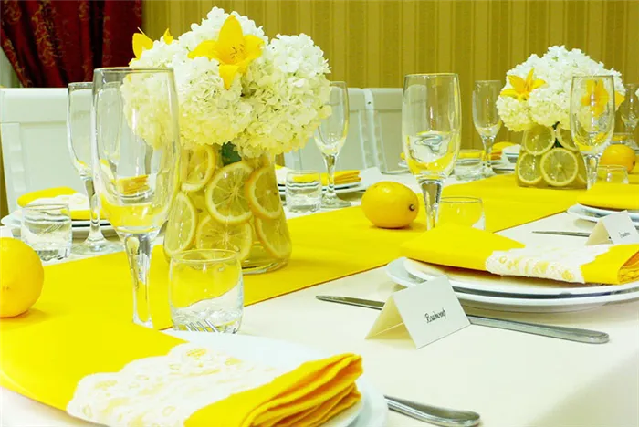 Для человека, который любит жёлтый цвет, идеально подойдёт оформление стола с использованием жёлтых салфеток, кружек и тарелок