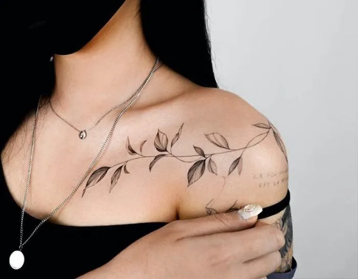 Красивые татуировки на ключице для девушек (45 фото-идей)