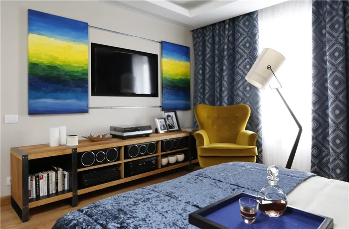 Яркие картины и телевизор в спальне
