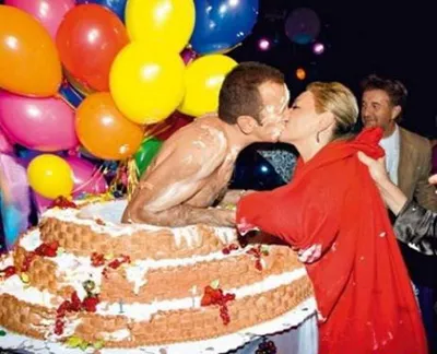 мужчина поздравляет женщину из торта