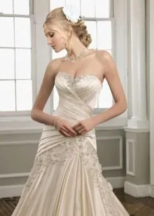 Свадебное платье из блестящей ткани