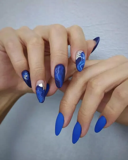 Синий маникюр с дизайном на длинные ногти