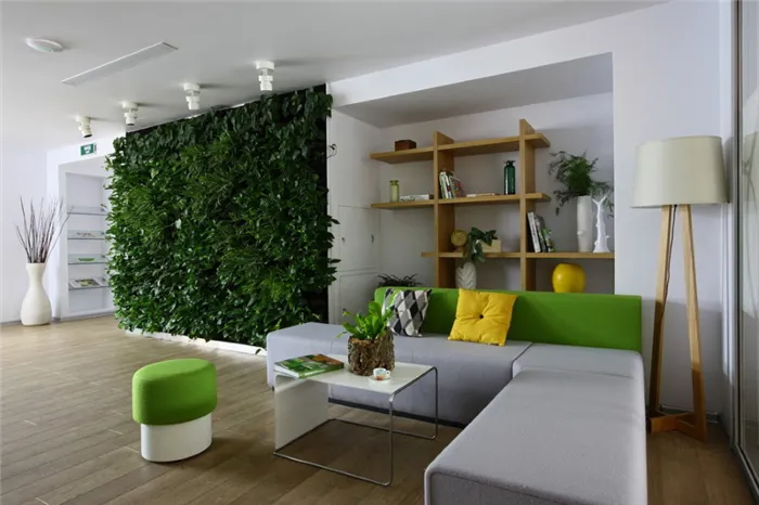 Живая стена в гостиной экологического стиля