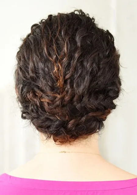 Красивые укладки на вьющиеся волосы: фото 