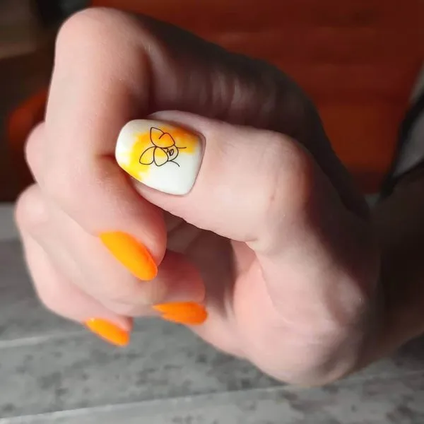 Оранжевый маникюр на короткие ногти с рисунком