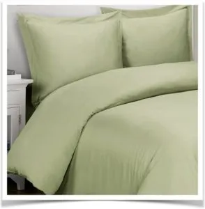 Одеяло и подушки на кровати