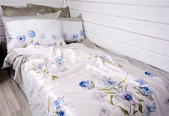 Вариант шелкового постельного с цветочным принтом