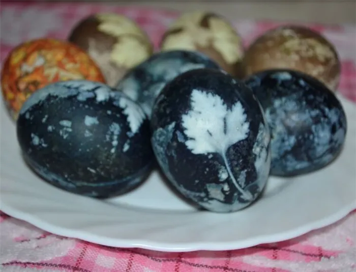 Покраска яиц на Пасху чаем каркаде - фото шаг 1