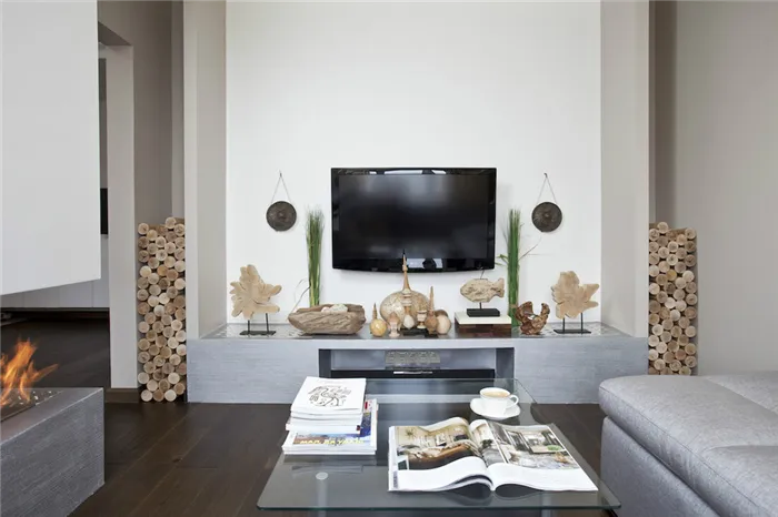 Расположение телевизора и камина на разных стенах в гостиной