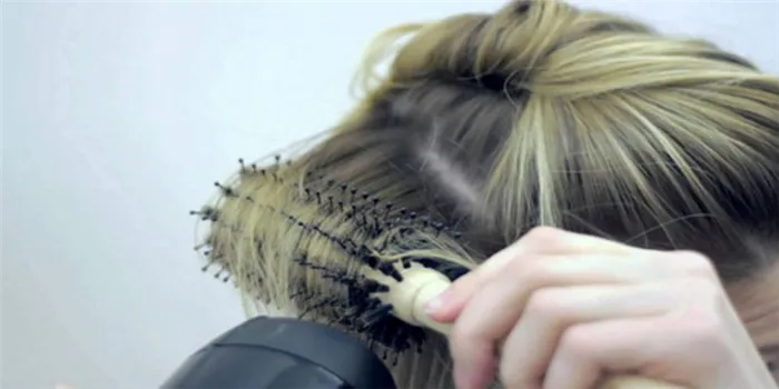 Накручивание волос на щетку