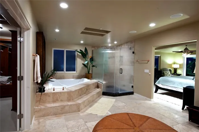 Ванная комната с угловой джакузи