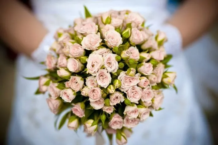Невеста с букетом кустовых роз пастельных тонов
