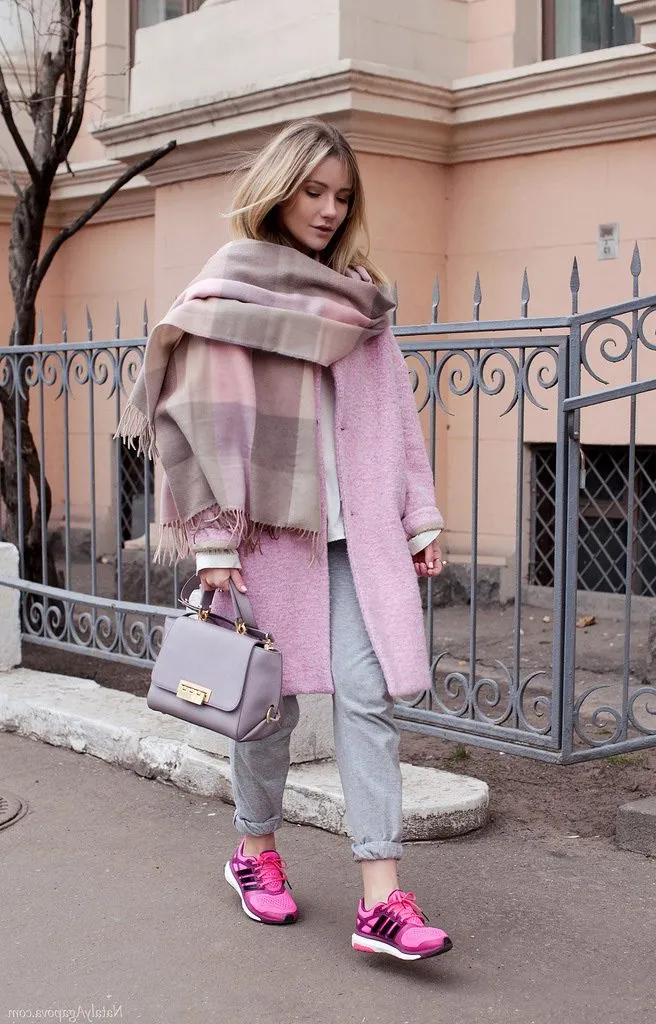 Элегантное сочетание: розовое пальто и кроссовки в тон.