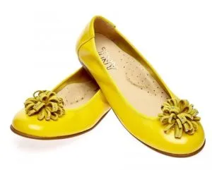 Желтые туфли, белое платье и желтая сумка - идеальный летний вариант
