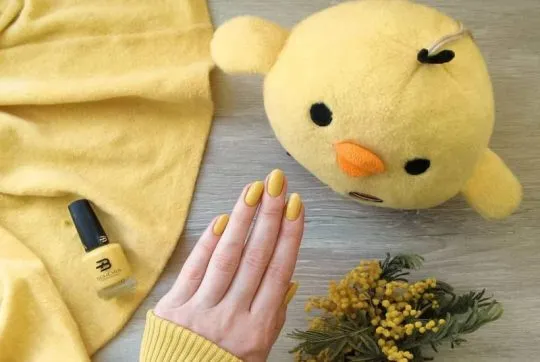 Желтый маникюр на короткие ногти