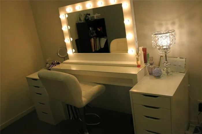 Туалетный столик с зеркалом и подсветкой 