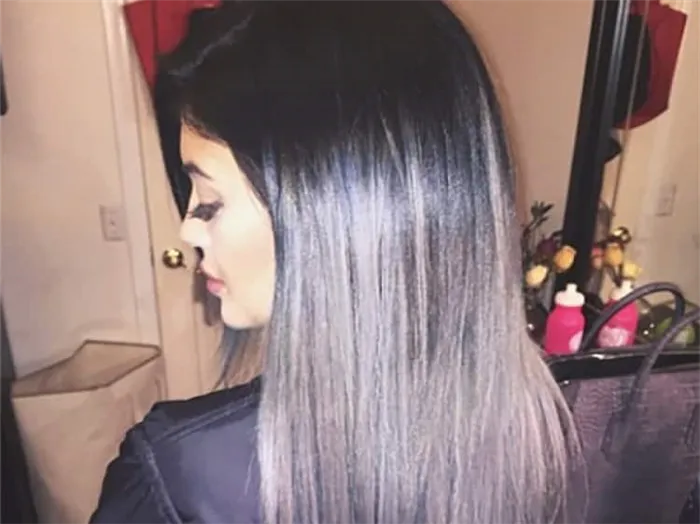 Темные корни, блондинка пепельная