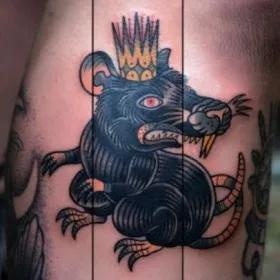 Тату на голени парня - крыса с короной на голове