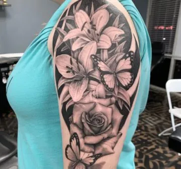 Тату black&grey, бабочки, лилии и розы на плече у девушки