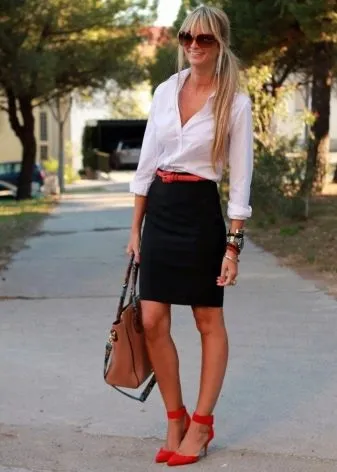 Черная юбка карандаш в сочетание с белой рубашкой и красными туфлями