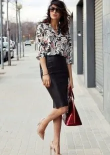 Черная юбка карандаш в сочетание с шифоновой блузкой с мелким ярким принтом
