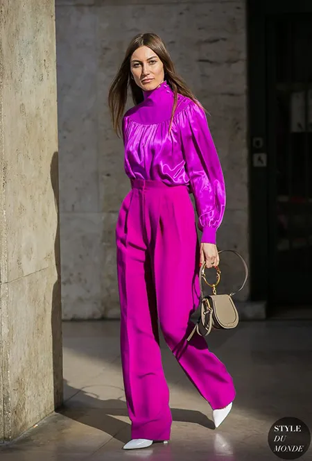 Фиолетовые брюки в сочетании с блузкой в тон