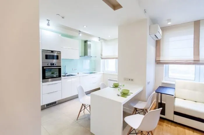 Белая кухня-гостиная в стиле минимализма
