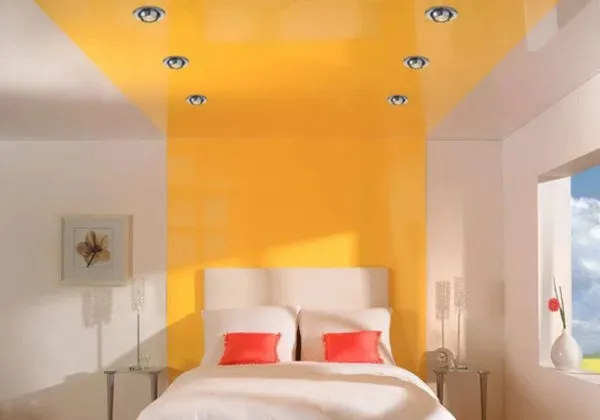 Сочетание яркого желто-оранжевого потолка с белоснежными стенами