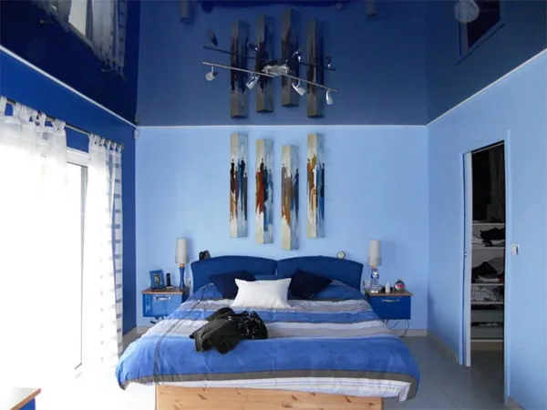Синий натяжной потолок