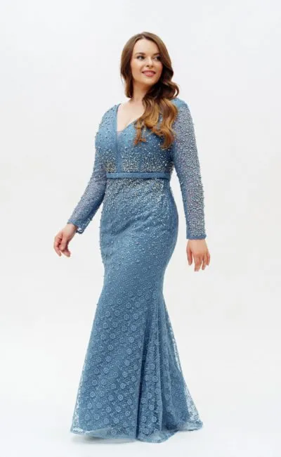 Голубое платье с длинным рукавом