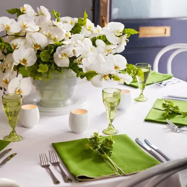 Как украсить свадебные столы для гостей своими руками