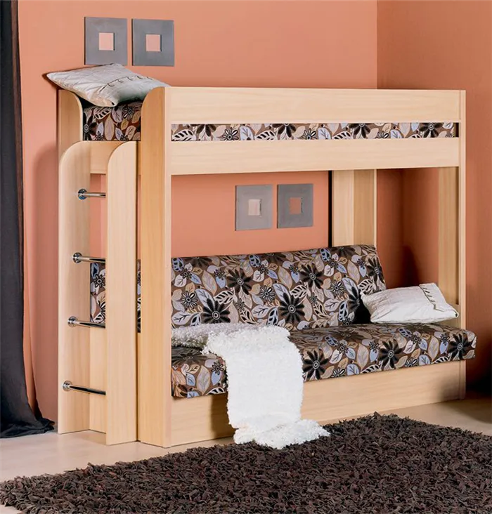 Фото деревянной двухъярусной кровати с диваном 