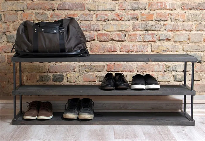 Самодельная обувница в стиле лофта в прихожей с кирпичной стеной