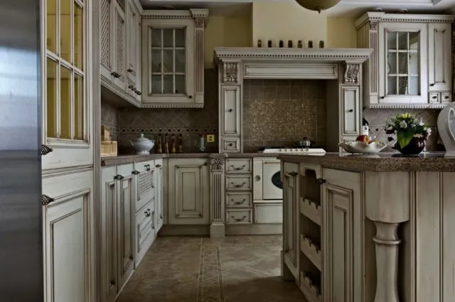 Кухня в классическом стиле с патиной: эффект старины в интерьере