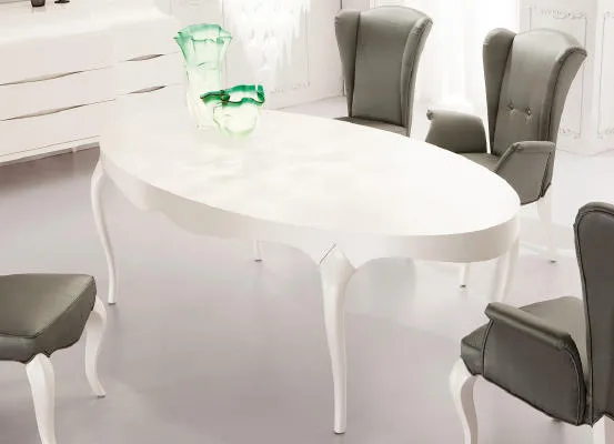 Овальный продолговатый овальный стол из ясеня в интерьере кухни-гостиной