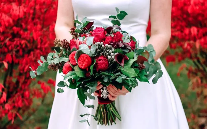 Свадебный букет из красных роз 6