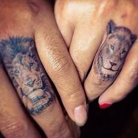 Тату на пальцах девушки - лев и львица