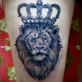 татуировка на бедре у парня - лев с короной
