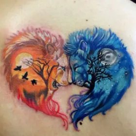 Татуировка на спине девушки - львы